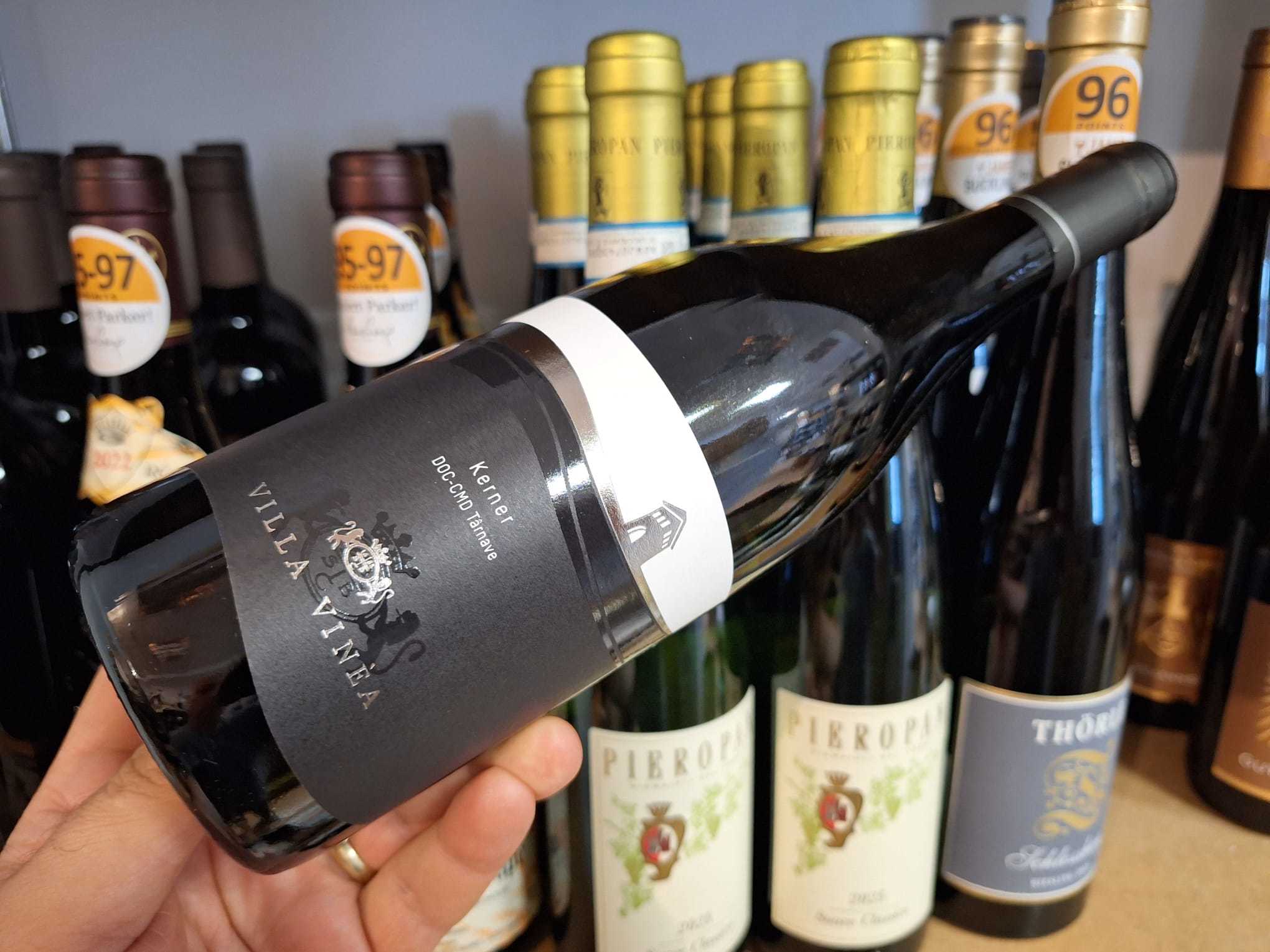 Vinul zilei: un soi german și-a găsit locul în Transilvania, oferind un vin alb liniștit, cu note de mere, piersici, caise și un final mineral, ușor sărat