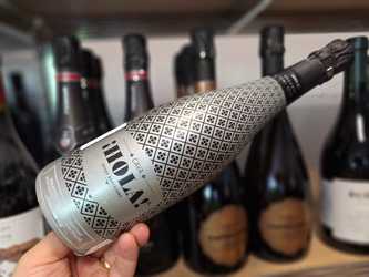 Vinul zilei: perlaj fin, textură cremoasă și un joc delicios între fruct, citrice și o atingere dulce. O Cava organică din Penedès care știe să spună „Hola!” de la primul pahar