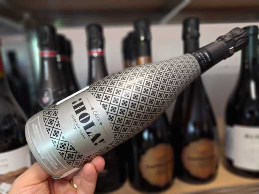 Vinul zilei: perlaj fin, textură cremoasă și un joc delicios între fruct, citrice și o atingere dulce. O Cava organică din Penedès care știe să spună „Hola!” de la primul pahar