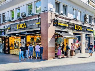 FOTO Luca ieftinește cafeaua, după ce a tăiat din preț la covrigi 