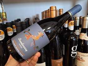Vinul zilei: un Chardonnay BIO din Dealu Mare, cu arome de citrice, fructe exotice și piersică, completate de o textură amplă și un final mineral. Proaspăt, elegant și potrivit pentru preparate din pește sau fructe de mare