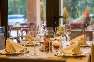 Mai rău ca în pandemie! Românii împart în restaurant o porție la două farfurii 