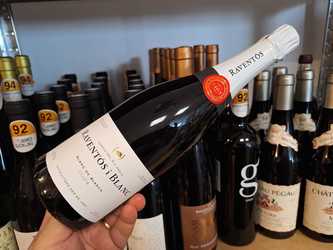 Vinul zilei: 93 de puncte Robert Parker pentru un Blanc de Blancs din Penedès, obținut din soiuri autohtone și maturat 18 luni pe drojdii fine. Bule fine, note de flori albe, citrice și un final elegant, cu accente minerale