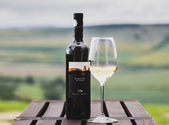 Vinul zilei: un Sauvignon Blanc din Valea Târnavei Mici, cu arome de soc, grapefruit, lime și note minerale de cremene. Elegant, proaspăt și expresiv, este partenerul ideal pentru brânzeturi de capră, pește și fructe de mare
