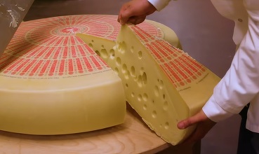 Lovită de o taxă de 10%, brânza Gruyere este mai scumpă pe rafturile magazinelor americane. Producătorii elvețieni caută alternative la piața SUA după introducerea tarifelor lui Trump