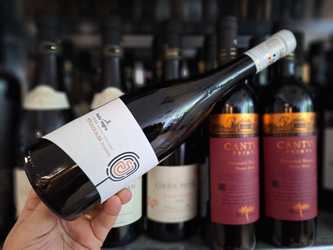 Vinul zilei: o Fetească Albă maturată în amforă, cu arome de flori albe, măr galben, pară coaptă și piersică, completate de o mineralitate elegantă. Un vin românesc complex, creat pentru gastronomia fină