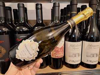 Vinul zilei: un prosecco cu perlaj fin, arome de măr verde, măr galben și note florale discrete. Proaspăt, echilibrat și perfect ca aperitiv sau alături de gustări ușoare