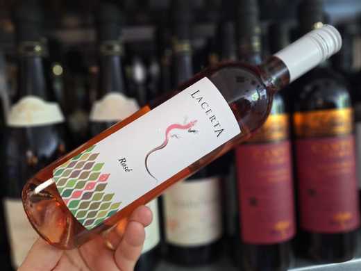 Vinul zilei: un rosé din Dealu Mare, cu arome de căpșuni, citrice și note florale discrete, completate de o mineralitate elegantă. Proaspăt, echilibrat și perfect pentru preparatele de vară