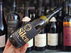 Vinul zilei: un Sauvignon Blanc din Marlborough care reunește aromele de citrice și fructe tropicale cu aciditatea vibrantă și mineralitatea discretă specifice Noii Zeelande. Un alb proaspăt, ideal pentru pește și fructe de mare