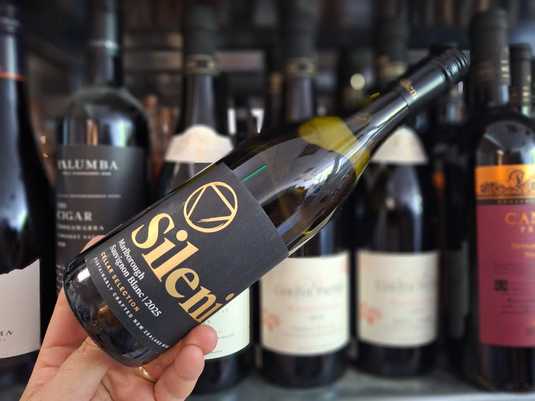 Vinul zilei: soc, litchi, pomelo și grapefruit definesc acest Sauvignon Blanc neozeelandez, un vin crocant și expresiv, cu final tonic și note saline, care ilustrează stilul consacrat al regiunii Marlborough