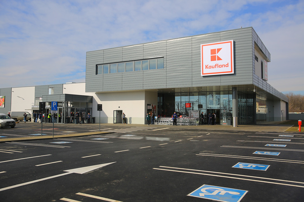 FOTO INEDIT Kaufland lansează în România abonamente de parcare. Și Lidl testează noi reguli de acces în parcările magazinelor, dar în altă țară