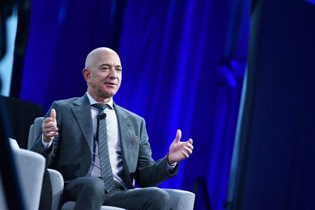 Imagine asociată subiectului: Jeff Bezos vinde acțiuni Amazon de peste 4 miliarde de dolari