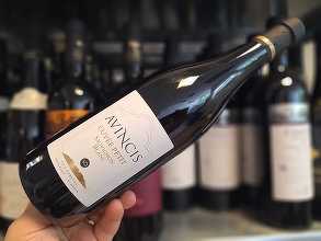 Vinul zilei: un Sauvignon Blanc din Drăgășani, cu arome de fructe exotice, grapefruit și iarbă proaspăt cosită, susținute de o aciditate vibrantă. Un alb proaspăt și elegant, ideal pentru pește și fructe de mare