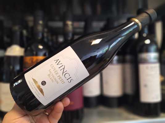 Vinul zilei: ardei gras, citrice, mere verzi și accente discrete de vanilie definesc acest Sauvignon Blanc, în care aciditatea vioaie este echilibrată de o textură amplă și elegantă