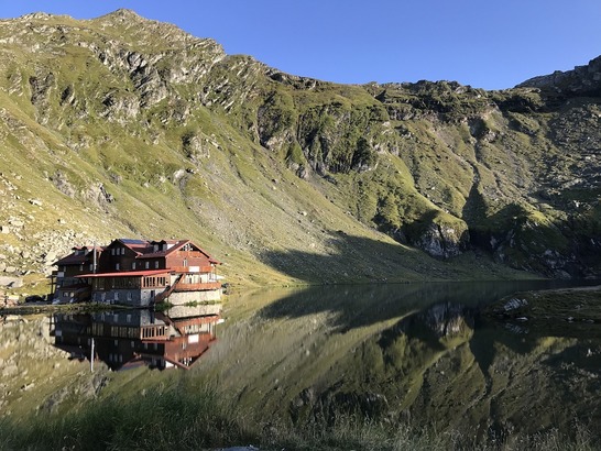 FOTO Comisarii ANPC au urcat la Bâlea Lac și au găsit produse expirate, frigidere ruginite și produse lăsate la soare