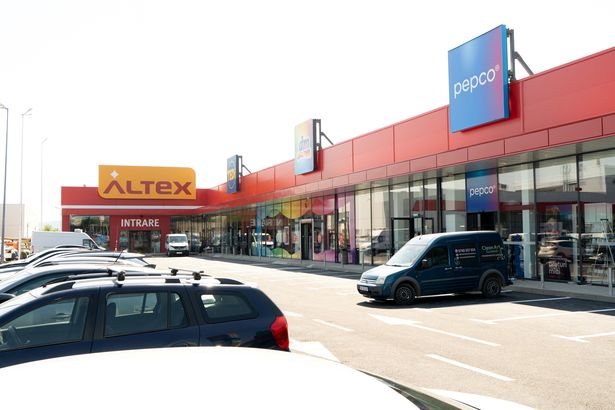 FOTO Altex își extinde rețeaua în România și deschide un magazin în Târgu Neamț 