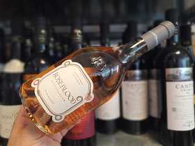 Vinul zilei: un rosé din Provence, cotat cu 91 de puncte James Suckling. Dezvăluie note de flori albe, piersică de vie, pepene și citrice, toate susținute de o mineralitate fină și un final salin. Un vin elegant pentru mesele de vară