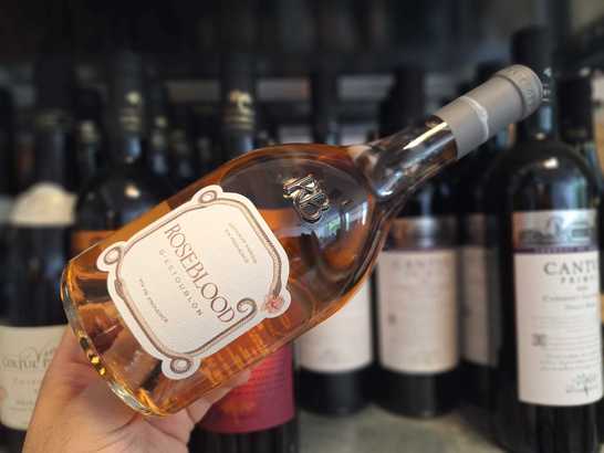 Vinul zilei: un rosé din Provence, cotat cu 91 de puncte James Suckling. Dezvăluie note de flori albe, piersică de vie, pepene și citrice, toate susținute de o mineralitate fină și un final salin. Un vin elegant pentru mesele de vară