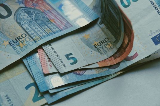 Magazin online din România, amendat pentru că a sunat clienții fără să le ceară voie