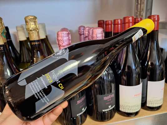 Vinul zilei: un Chardonnay fermentat cu drojdii non-Saccharomyces și maturat 10 luni în stejar unguresc, cu arome de fructe albe, piersici, caise și vanilie. Un alb cremos și elegant, construit pentru gastronomie și învechire