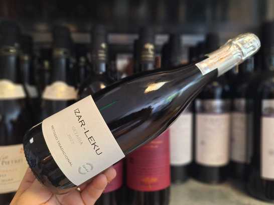 Vinul zilei: un spumant Extra Brut din Țara Bascilor, maturat 34 de luni pe drojdii, cu perlaj fin, arome de citrice, măr verde și pâine prăjită, completate de o mineralitate salină distinctivă. Cotat cu 95 puncte James Suckling și 94 puncte Robert Parker