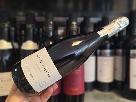 Vinul zilei: Un spumant care impresionează prin aciditatea vibrantă, caracterul gastronomic și finalul lung, precis și elegant. Cotat cu 95 puncte James Suckling și 94 puncte Robert Parker