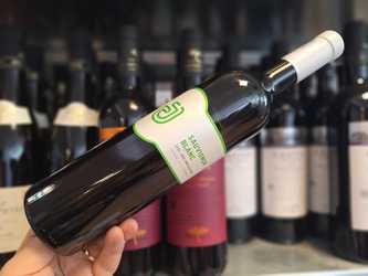 Vinul zilei: un Sauvignon Blanc din Lechința, cu arome de fructul pasiunii, lămâie și iarbă proaspăt cosită, susținute de o aciditate vibrantă și un final proaspăt, tipic terroir-ului transilvănean