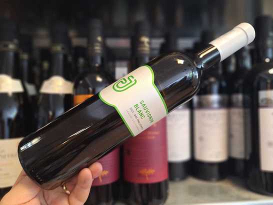 Vinul zilei: un Sauvignon Blanc din Lechința, cu arome de fructul pasiunii, lămâie și iarbă proaspăt cosită, susținute de o aciditate vibrantă și un final proaspăt, tipic terroir-ului transilvănean