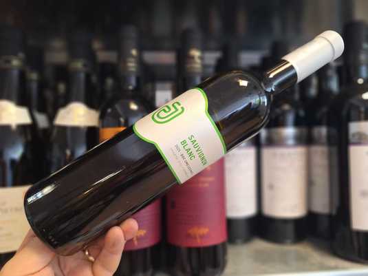 Vinul zilei: citrice, fructe exotice, flori de soc și note vegetale definesc acest Sauvignon Blanc expresiv, care îmbină tipicitatea soiului cu prospețimea și eleganța specifică podgoriilor din Transilvania