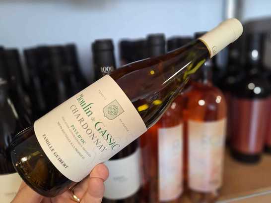 Vinul zilei: un Chardonnay din Languedoc, cultivat pe soluri calcaroase, cu arome de citrice, flori albe și note fine de miere. Fructat, mineral și răcoritor, este alegerea ideală pentru pește, fructe de mare și preparate din carne albă