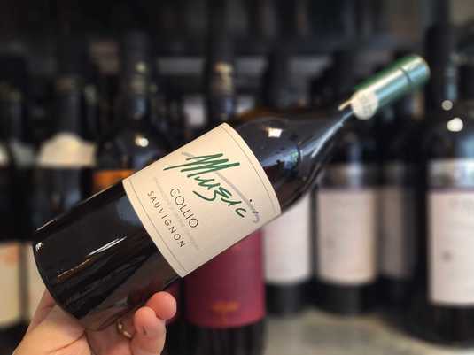 Vinul zilei: un Sauvignon Blanc italian în care mineralitatea și notele ierboase susțin un profil aromatic echilibrat și expresiv. Un vin din Friuli Venezia Giulia remarcat pentru prospețime, structură și caracter