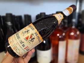 Vinul zilei: un Châteauneuf-du-Pape cu arome de cireșe negre, mure, grafit și condimente, susținute de o structură concentrată și taninuri coapte. Un vin complex, cu un important potențial de învechire, cotat cu 95-97 puncte Parker, 96 puncte Suckling