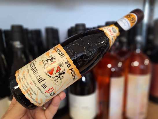 Vinul zilei: un Châteauneuf-du-Pape cu arome de cireșe negre, mure, grafit și condimente, susținute de o structură concentrată și taninuri coapte. Un vin complex, cu un important potențial de învechire, cotat cu 95-97 puncte Parker, 96 puncte Suckling