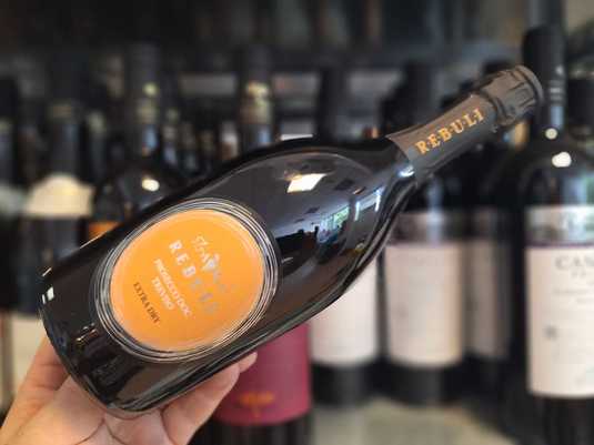 Vinul zilei: măr verde, pară coaptă, piersică și gutuie definesc acest Prosecco proaspăt și suculent, cu perlaj energic și un final curat, ușor mineral. Savuros alături de aperitive, fructe de mare și tarte sărate