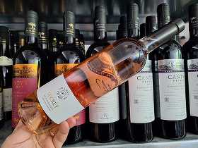 Vinul zilei: un rosé din Provence, realizat din Cinsault, Grenache și Syrah, cu arome de piersică albă, citrice și fructe roșii delicate. Proaspăt și elegant, are o textură fină și un final fructat, cu accente minerale