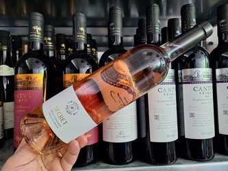 Vinul zilei: un rosé din Provence, realizat din Cinsault, Grenache și Syrah, cu arome de piersică albă, citrice și fructe roșii delicate. Proaspăt și elegant, are o textură fină și un final fructat, cu accente minerale