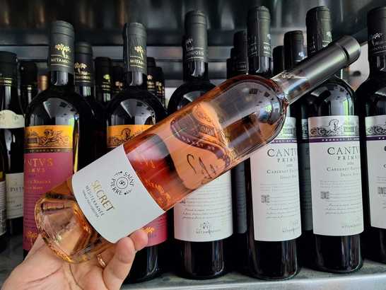 Vinul zilei: un rosé din Provence, realizat din Cinsault, Grenache și Syrah, cu arome de piersică albă, citrice și fructe roșii delicate. Proaspăt și elegant, are o textură fină și un final fructat, cu accente minerale