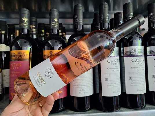 Vinul zilei: piersici albe, pere coapte, pepene galben, căpșune și zmeură, completate de grapefruit roz, definesc acest rosé provensal crocant și suculent, ideal alături de salate, fructe de mare, pește și preparate estivale