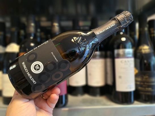 Vinul zilei: un Blanc de Blancs Brut Millesimato din nord-estul Italiei, cotat cu 92 puncte Luca Maroni. Dezvăluie note de flori de salcâm, caise și piersici, perlaj fin și o aciditate proaspătă și bine echilibrată