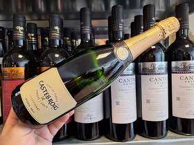 Vinul zilei: un Corpinnat ecologic din Alt Penedès, cu arome de măr verde, citrice și flori albe, completate de note fine de pâine proaspătă. Savuros ca aperitiv sau alături de fructe de mare, pește, sushi, tapas și preparate mediteraneene