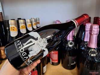 Vinul zilei: un cupaj BIO de Fetească Neagră 2023 și Merlot 2021, cotat cu 94 de puncte Luca Maroni. Vișinele coapte, coacăzele negre și prunele se completează cu piper, vanilie și tabac, într-un vin amplu, cu final lung și condimentat