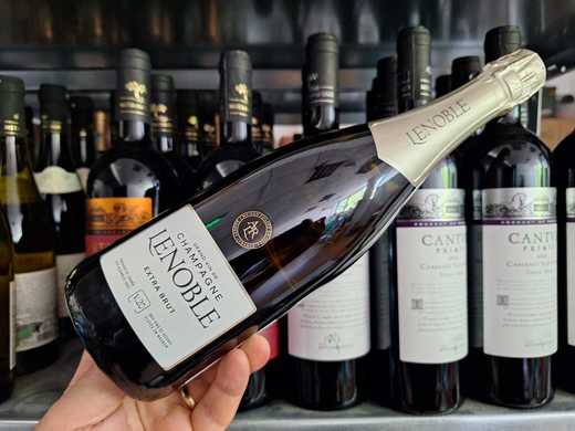 Vinul zilei: o șampanie cremoasă, cu discrete note de biscuiți, ce dezvăluie arome de pere, mere și miere. Un cupaj rafinat de Pinot Meunier, Pinot Noir și Chardonnay, cotat cu 92 de puncte James Suckling