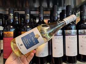 Vinul zilei: un Vermentino din Maremma Toscana, cu fructe tropicale, citrice și delicate note florale. Proaspăt și suplu, vinul are o aciditate vioaie, o mineralitate fină și un final curat și persistent