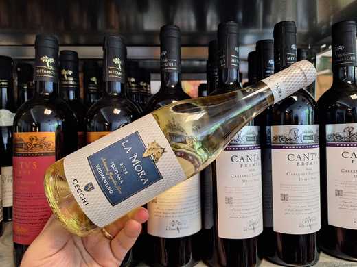 Vinul zilei: un Vermentino din Maremma Toscana, cu fructe tropicale, citrice și delicate note florale. Proaspăt și suplu, vinul are o aciditate vioaie, o mineralitate fină și un final curat și persistent