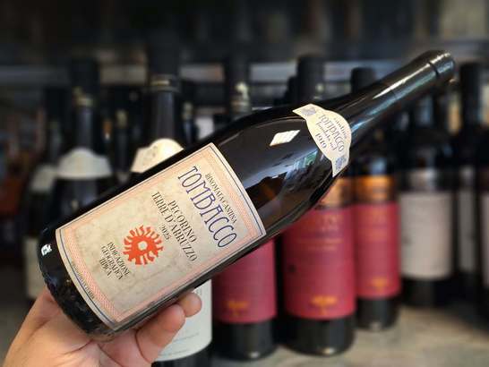 Vinul zilei: un Pecorino italian vibrant și bine structurat, cu arome de fructe exotice și discrete tonuri condimentate. Aciditatea echilibrată și mineralitatea pronunțată conduc către un final lung, cu fructe tropicale