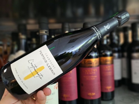Vinul zilei: un Blanc de Blancs Extra Brut din 100% Chardonnay, provenit din parcele Grand Cru și Premier Cru din Côte des Blancs. Note de brioșă, grapefruit, fructe albe și lămâie, completate de un perlaj fin