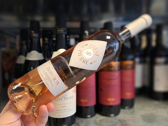 Vinul zilei: un rosé provensal din Cinsault, Grenache și Syrah, cu fructe roșii, citrice și accente florale, susținute de prospețime și mineralitate. Potrivit pentru preparatele mediteraneene