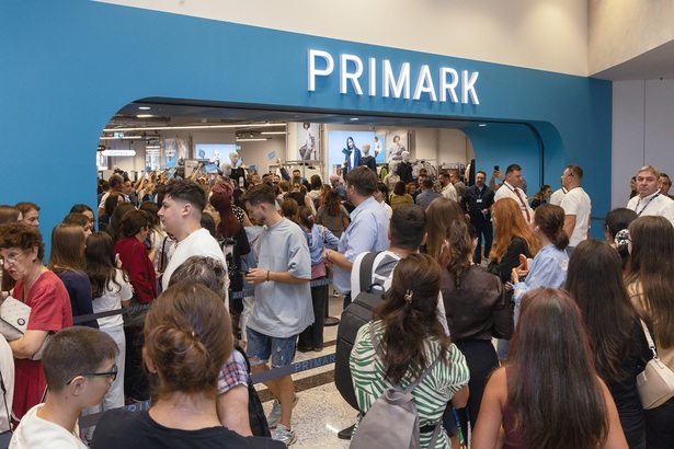 FOTO Primark a deschis un nou magazin în România, în Palas Iași. Investiția ajunge la 10 milioane de euro 