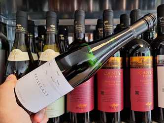 Vinul zilei: un alb BIO din Penedès, care cucereste cu aromele citrice și florale, o perlare fină și multă prospețime. Perfect alături de antreuri, pește, salate sau brânzeturi