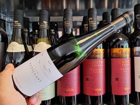 Vinul zilei: un alb BIO din Penedès, care cucereste cu aromele citrice și florale, o perlare fină și multă prospețime. Perfect alături de antreuri, pește, salate sau brânzeturi